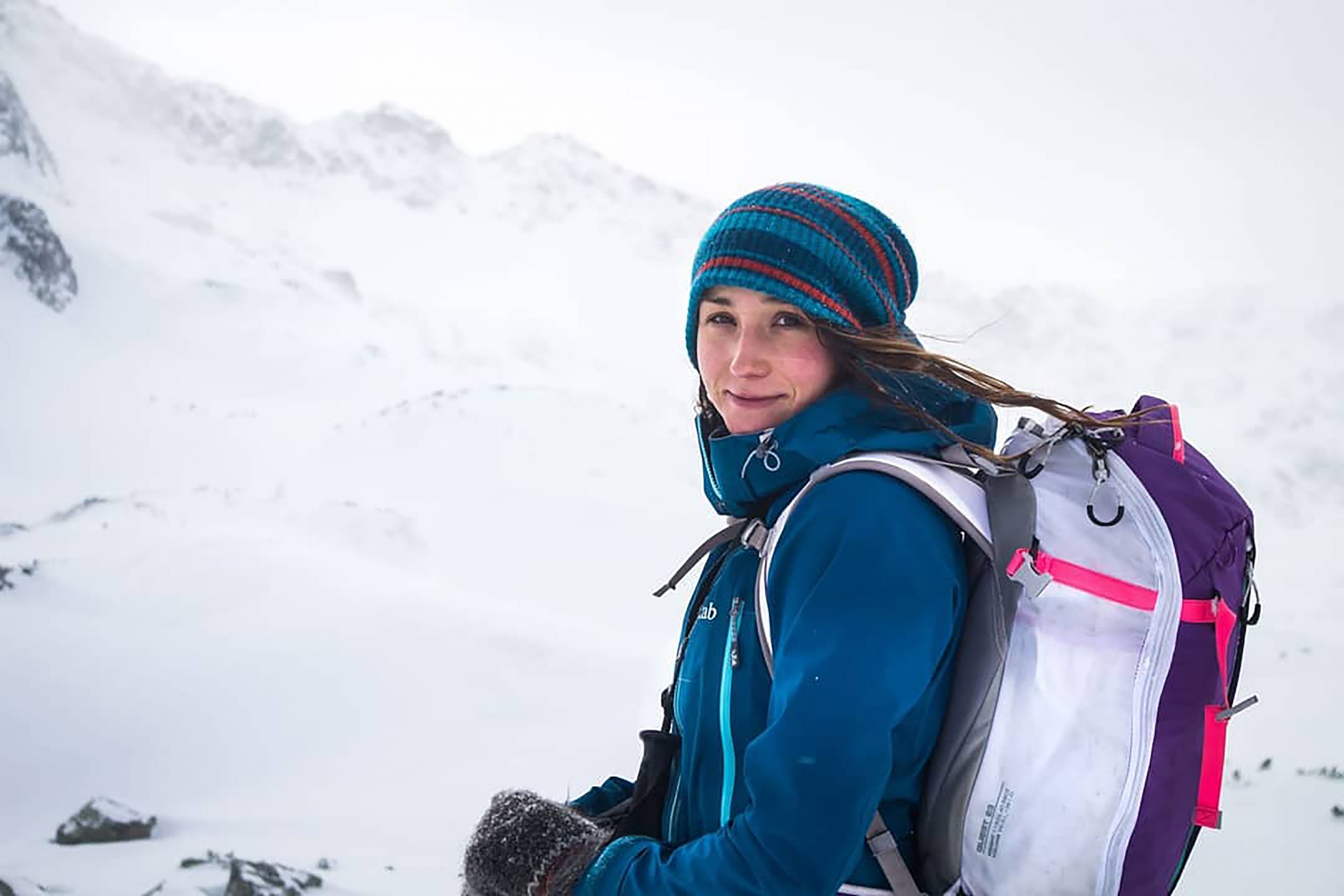 Portret Małgorzaty Kąckiej w górach, w zimowej scenerii.